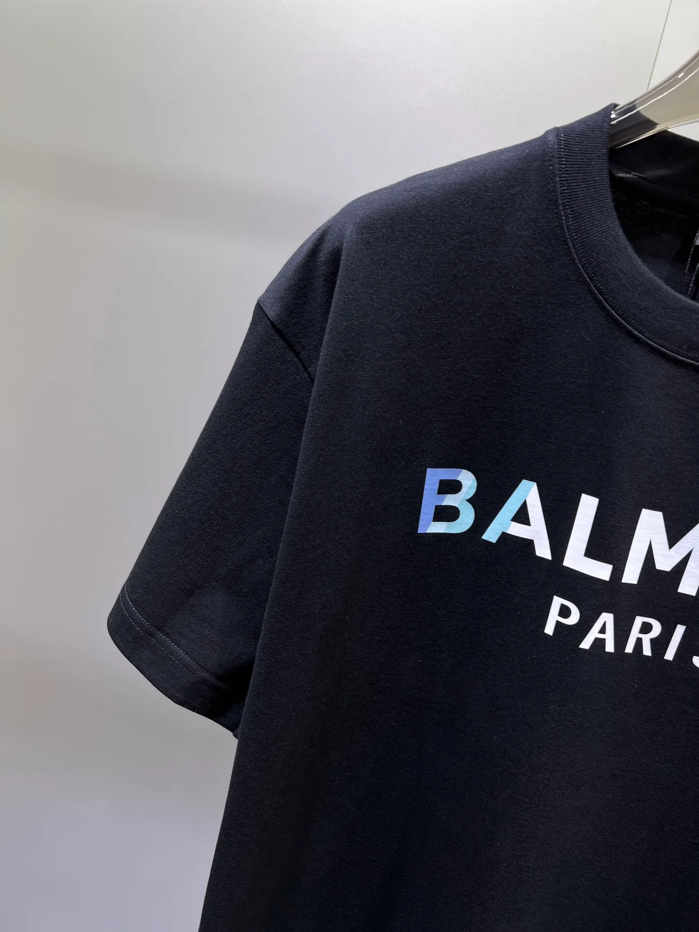 Balmain🌟New Arrival letter printing double-layer heavy-duty short-sleeved T-shirts. Letter patterns, whether T-shirts or sweatshirts, are hot sale items every year. The large-area front printing uses Dakangli digital printing machine direct injection. The cost is extremely high. After many debuggings, the color difference of the pattern is close to 99% of the original version. It is different from the junk offset printing version in the market. It is super time-consuming. The fabric is exclusively customized and dyed. Gram cotton double-strand 🐎🐎Size: S-XXL Black White 2 colors (the last picture of the Size table is available) Size table Bust Shoulder Width Clothes Length Sleeve Length S 110 54 69 21 M 114 56 71 22 L 118 58 73 22 XL 122 60 75 23 2XL 126 62 77 23